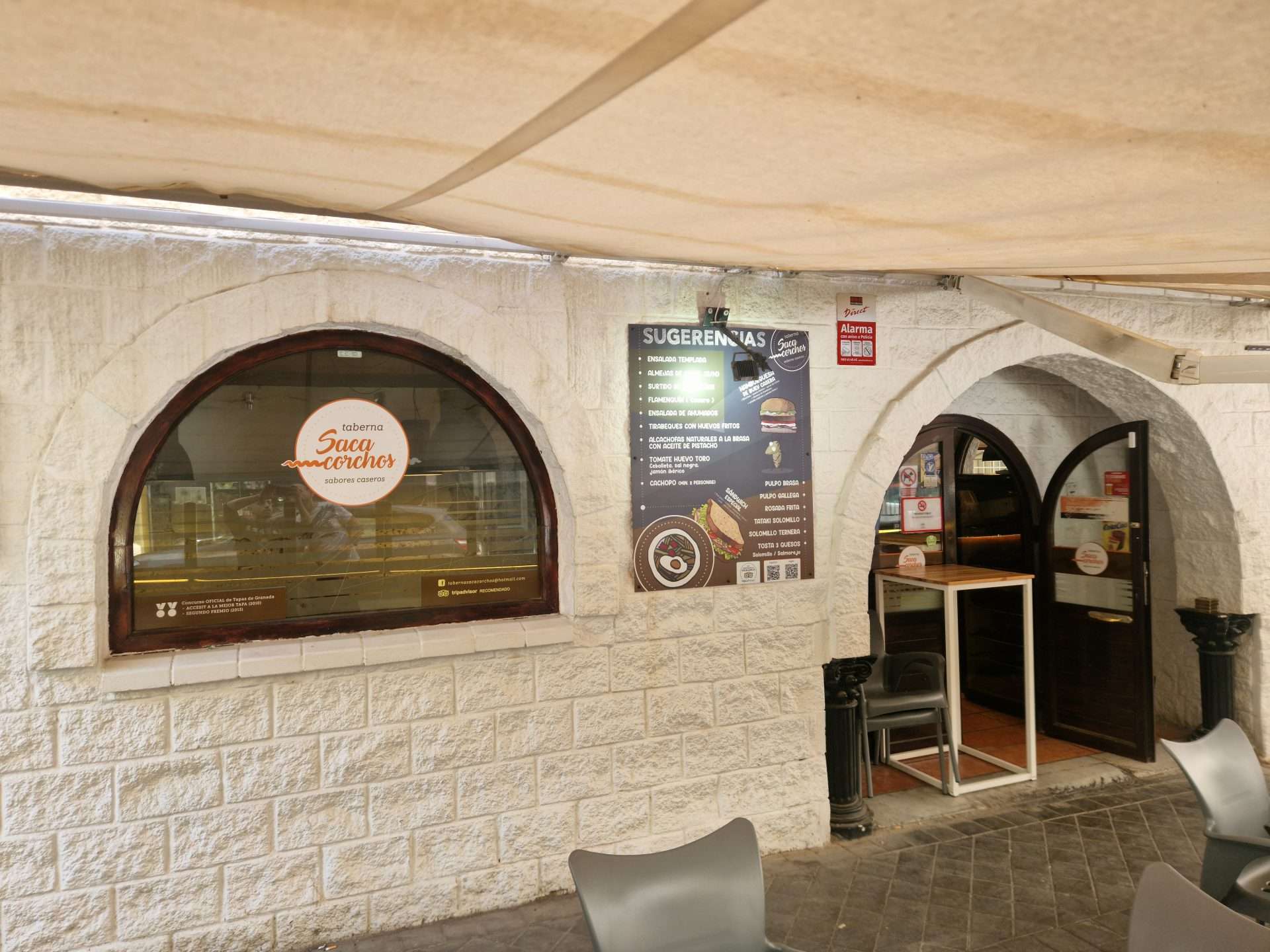 Interior de Taberna Sacacorchos en Granada